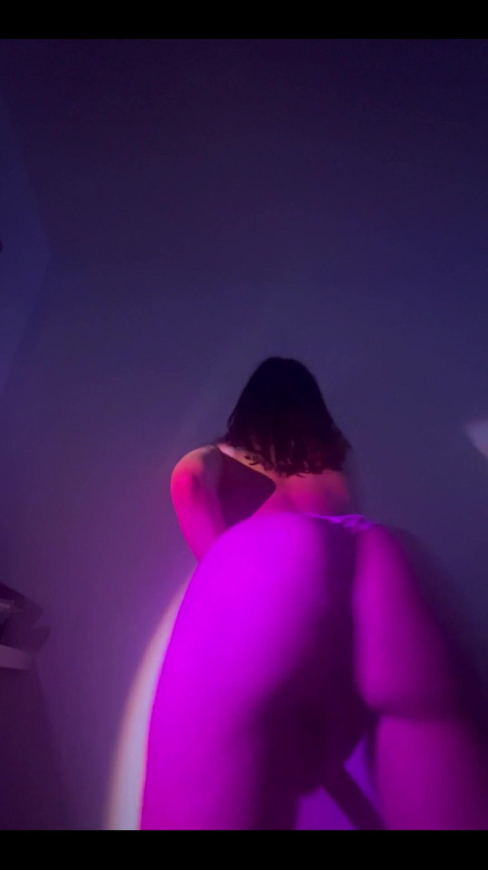 Jayla Cuateco: डैडी के लिए उस गांड को हिलाते हुए।