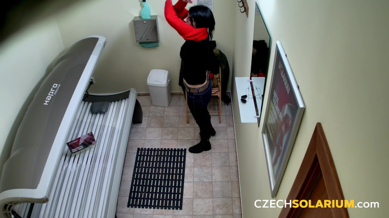 Czech Solarium: Tsjechisch Solarium 24: brunette begint te spelen met haar poesje in...
