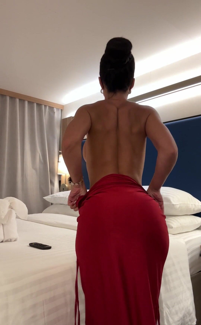 Miss Lexa: 내가 그것을 하기 전에 그 드레스로 목을 깨는 것을 볼 수 있도록 오른쪽으로 스 와이프