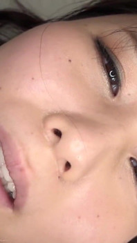 Parece Konishi Nanami? Una sexy y una chica con senos de copa electrónica lamida su cuerpo en un hotel