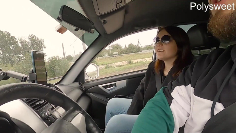 Polly Sweet: Heißer blowjob in einem auto und frechen strapon-fick (schlampe stöhnt)