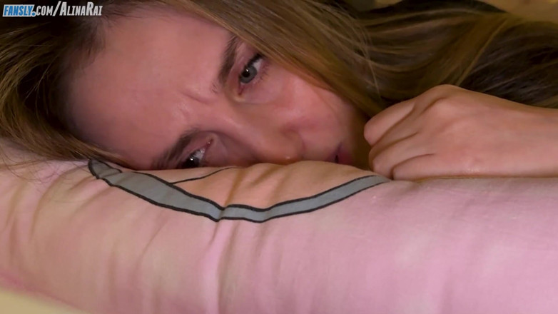 Alina Rai: 继父无法抗拒并用大屁股操他的继女