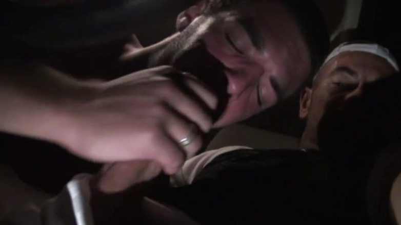 Jess Royan XXX: Gay follado en crucero de madera por la noche