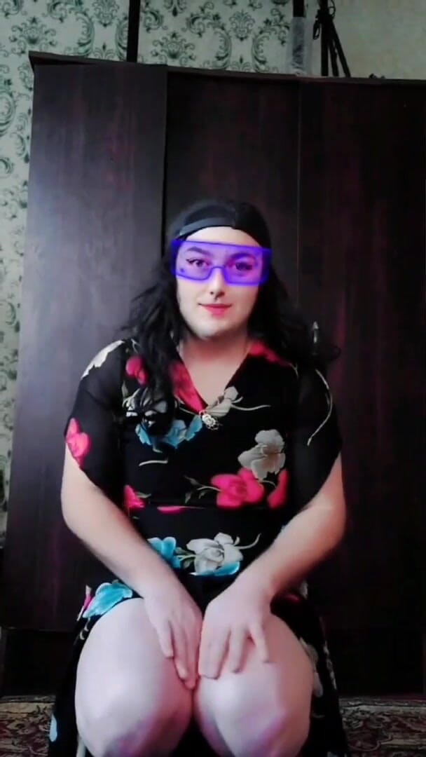 Kitty_Cross: Crossdresser blonde panas bertetek kecil model badan yang cantik seksi