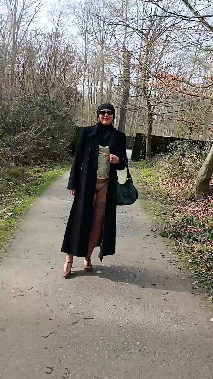 Mike Vonberg: My Muslim Girlfriend Shows Her Pussy Outside in the Park.