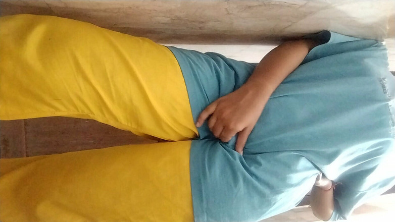 Riyathakur: ホットなインドのティーンの女の子が彼女の体を見せる