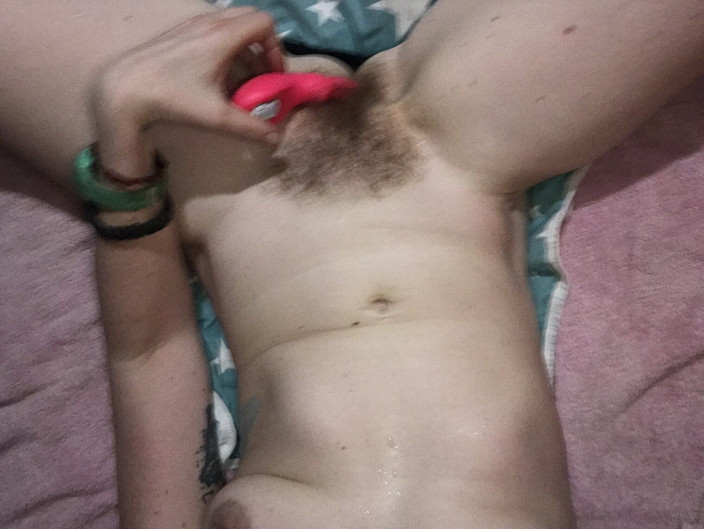 MistressWriggler: お風呂でいくつかのミニオーガズムの後、私のベッドで適切にオーガズム