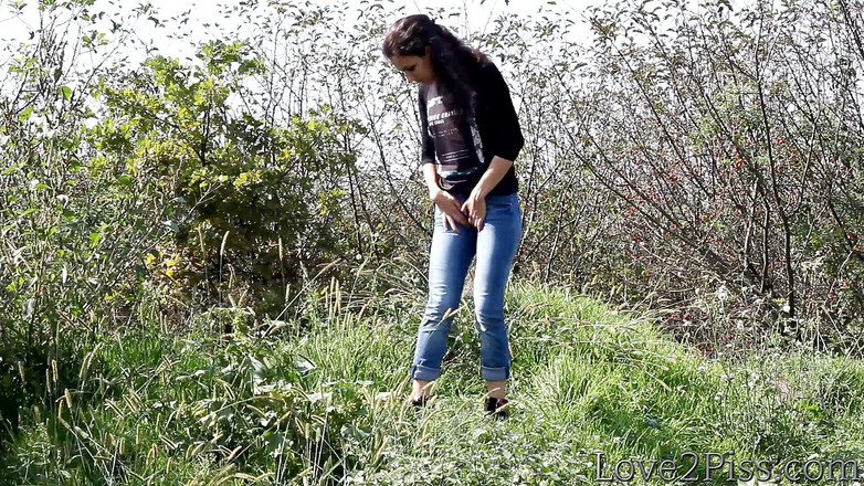 Love 2 Piss: Bir tepenin üstüne işiyor