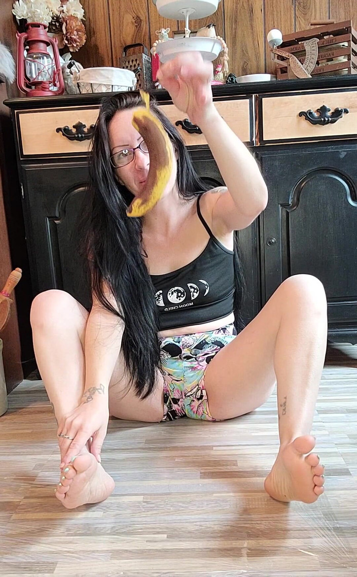 Raven Willow: Mírame destruir esta banana con mis pies, las perras nunca...
