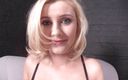 Milf in Love: Hete blonde babe in sexy netkousen vult haar gaatje met...