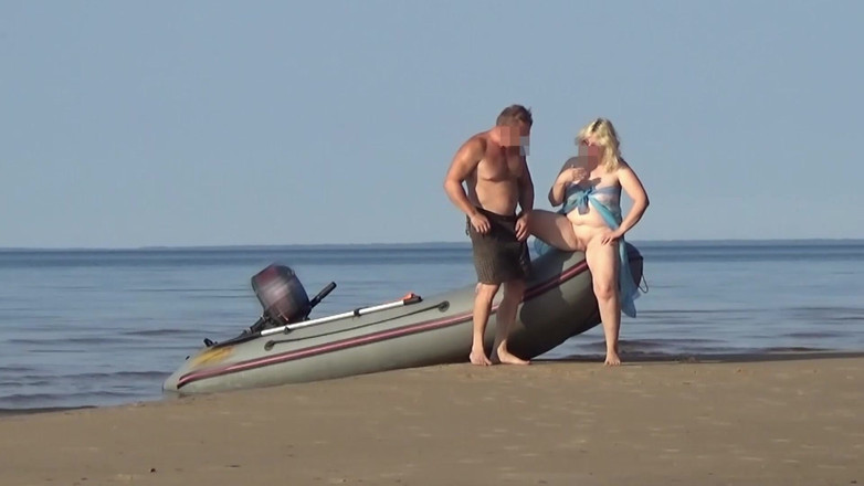 StrongSrg: Un batelier a couché avec un touriste séduisant