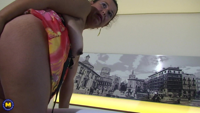 Mature NL: Rijpe Latina BBW Paola Masturbeert in Bed