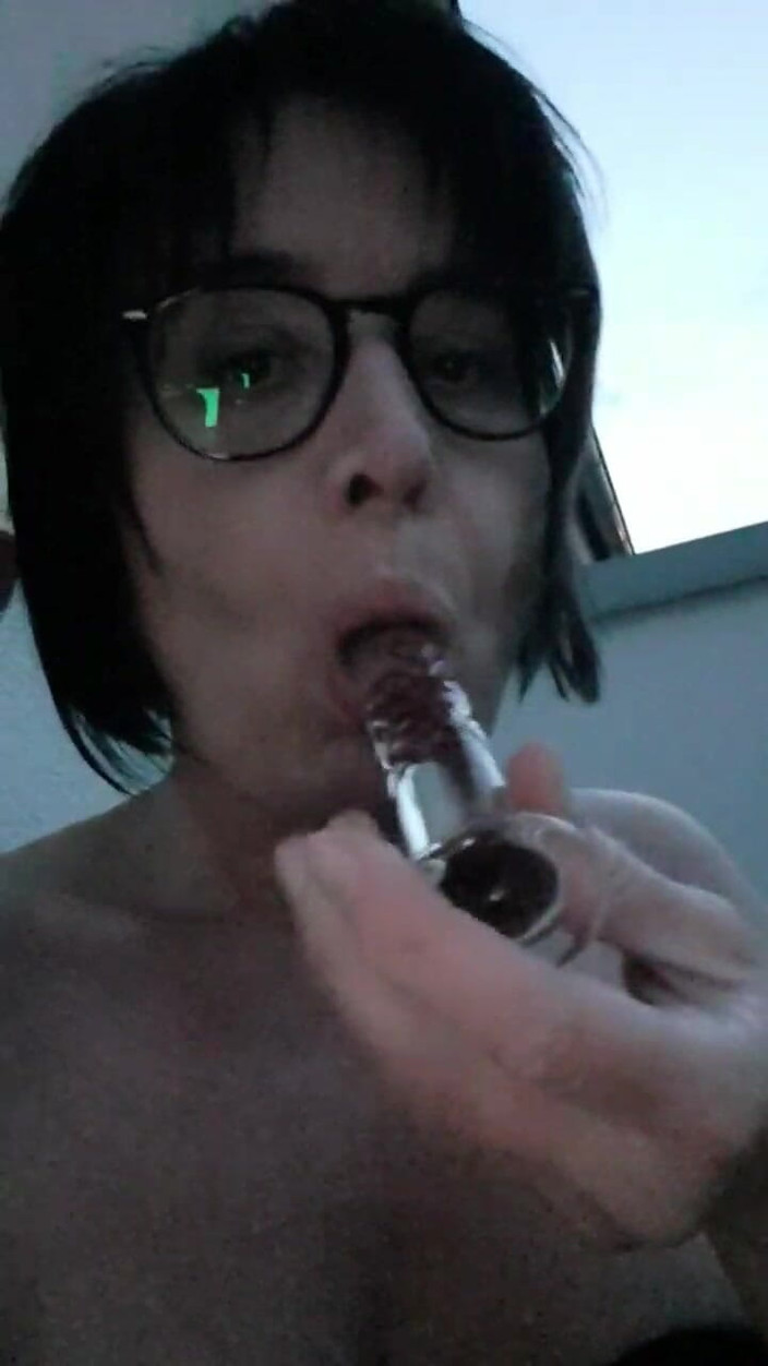 JulieEroticDress: 2 litri ejaculează cu vibrator Glas în aer liber