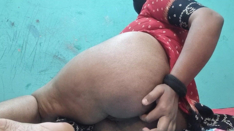 NilaRani693: Мила і красива молода дівчина з великою дупою