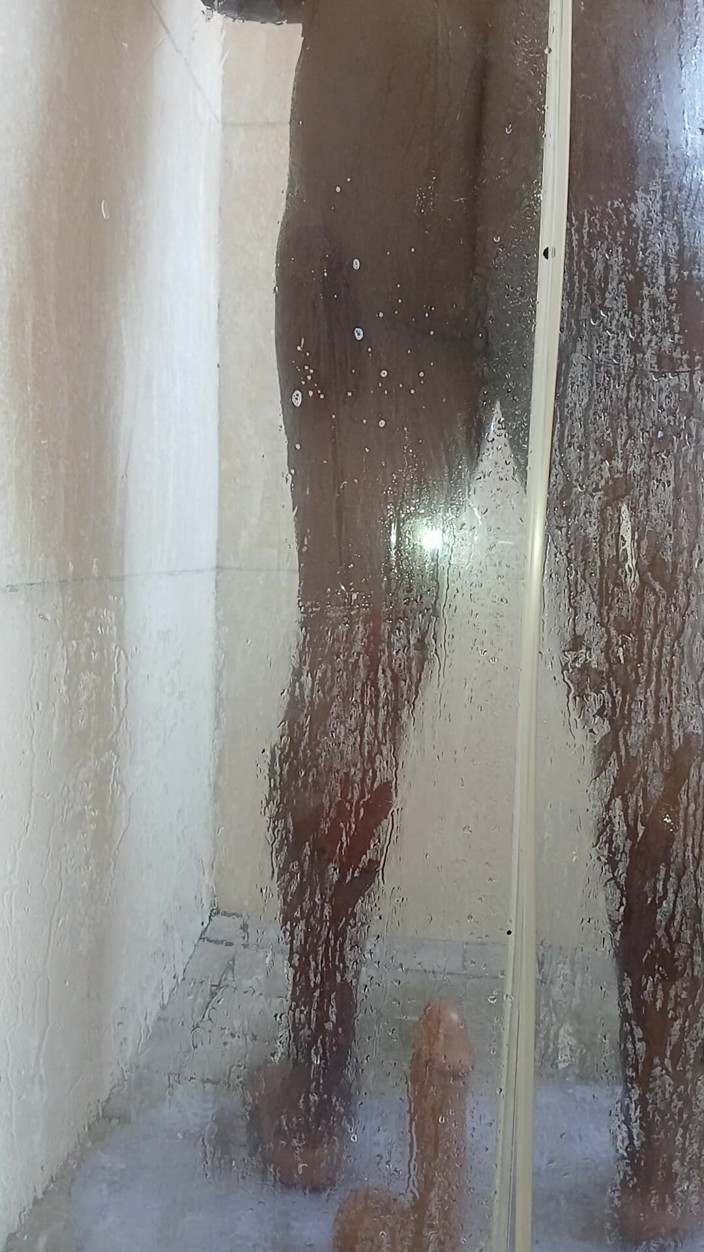Freaky Leo: Time to Shower with My Toy