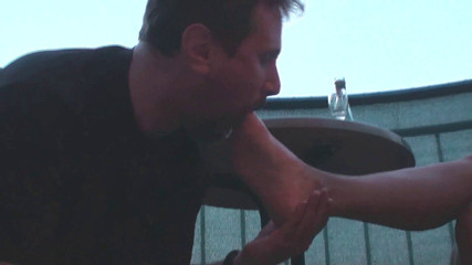 Foot Girls: セクシーな女王様はタバコを吸いながら足を舐められ、つま先を吸われます