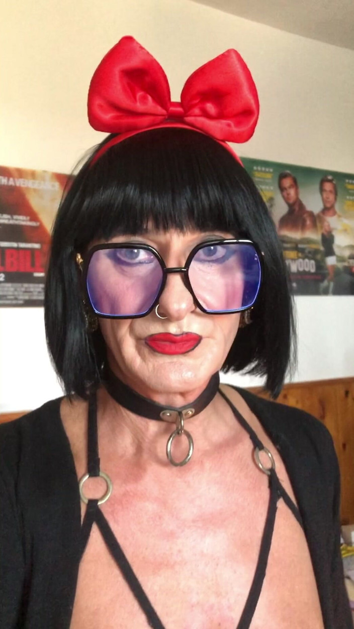 Andreina Naty: Piercings Aux Seins Et Marche