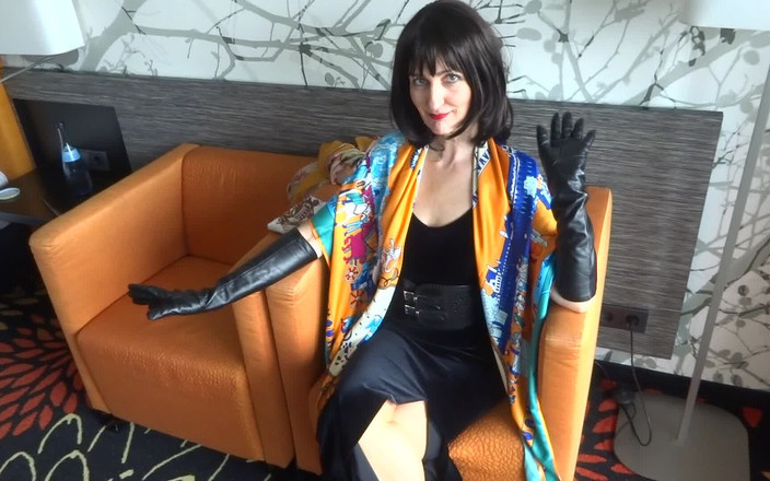 Lady Victoria Valente: 试穿由缎面和丝绸制成的 3 个大围巾