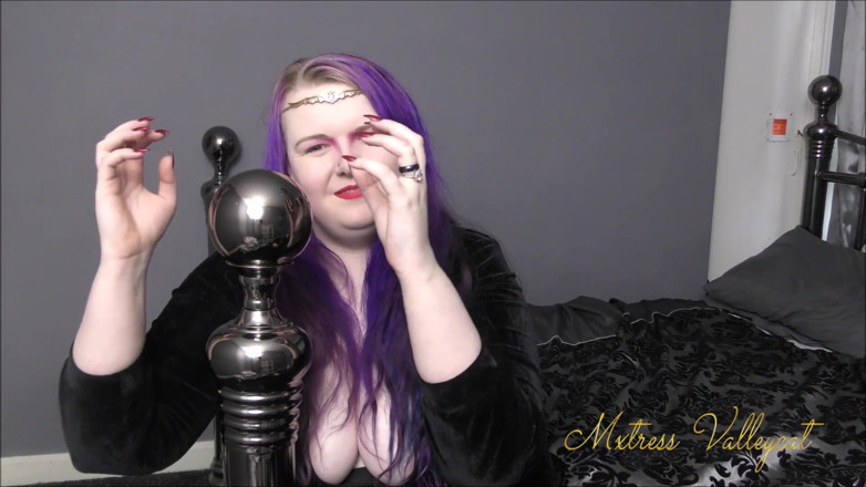 Mxtress Valleycat: Taunting you with my demonic nails