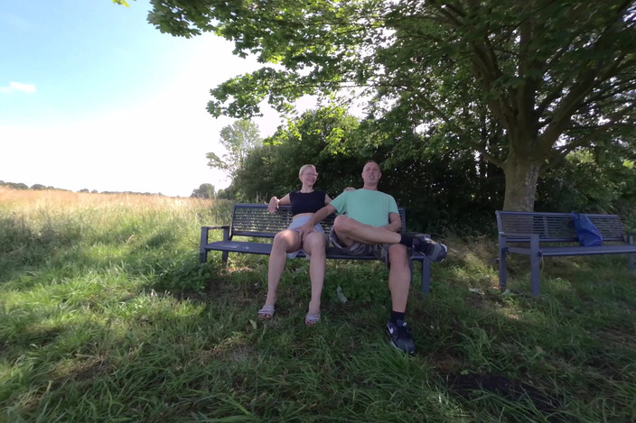 BlondeHexe VR: Napalona blondynka zostaje publicznie zerżnięta przez nieznajomego!