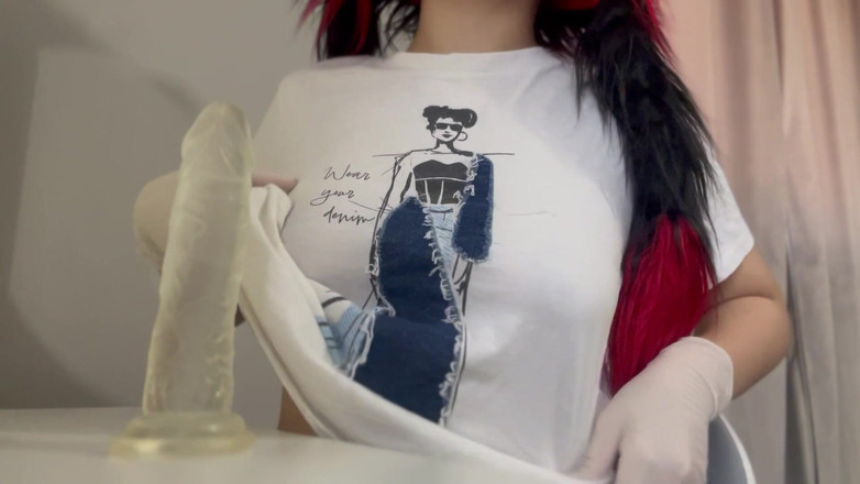 AmayaMori: 我穿着紧致的白色医用手套玩弄假阳具