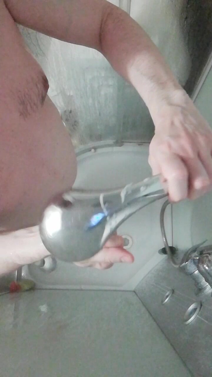 Danny Doe: शॉवर में हस्तमैथुन आराम से