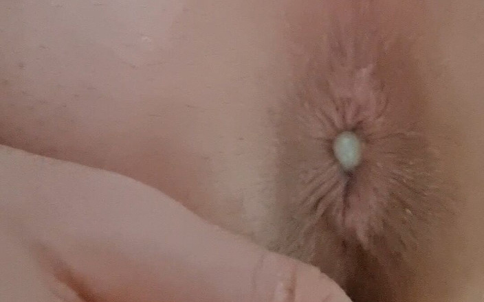 Number F 19: Skáče na mém robertku ve vaně