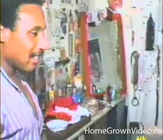 Homegrown Interracial: Una rubia basura chupa una polla negra