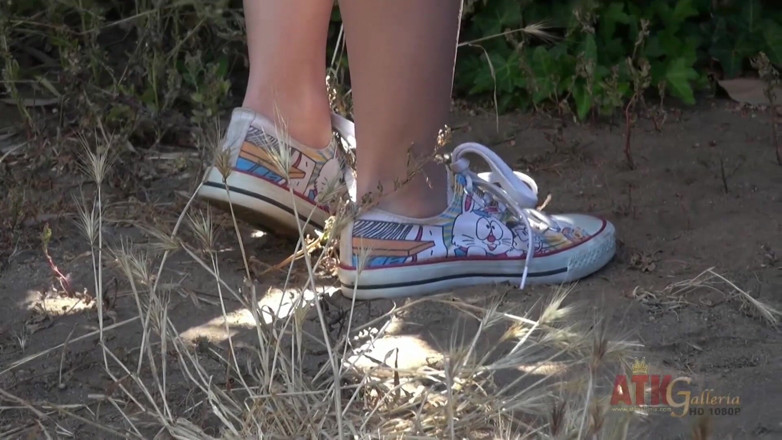 ATKIngdom Fans: Phoebe is outside getting naked for a photo shoot