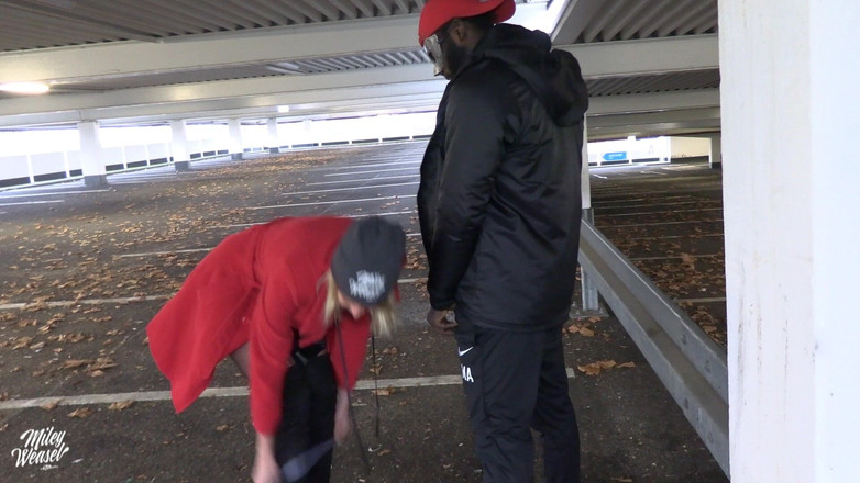 Miley Weasel: Rubia perra follada por viejo bbc en el estacionamiento