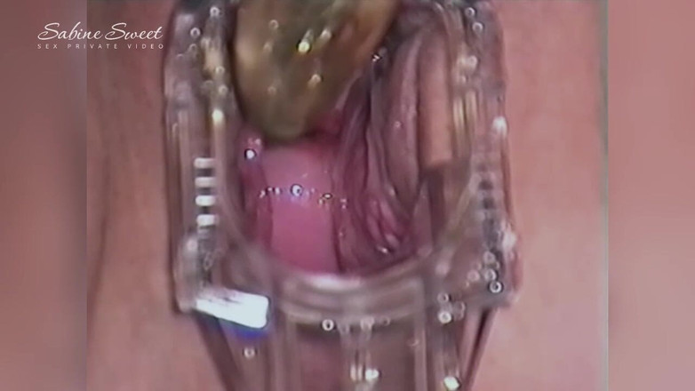 Sabine Sweet: विकृत मम्मी अपनी खुली चूत में हस्तमैथुन कर रही है