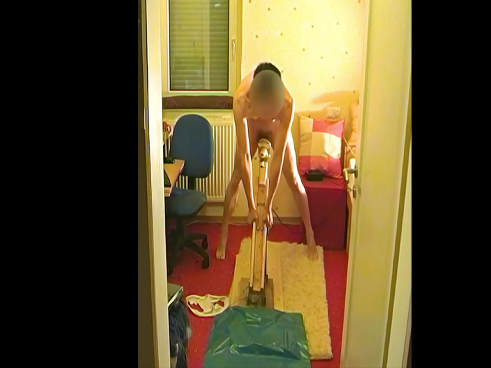 Mark Hannes: Masturbasi berdiri sambil senter