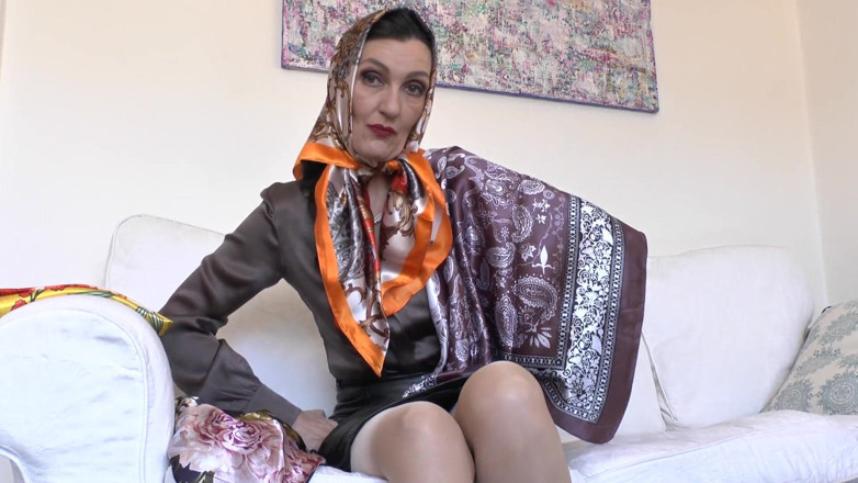 Lady Victoria Valente: Heyecan verici saten eşarp oyunları! Lady Victoria Valente