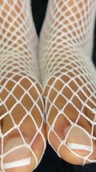 Gadis kulit hitam lagi asik pamer kakinya pakai stoking perancis dengan stoking jala putih