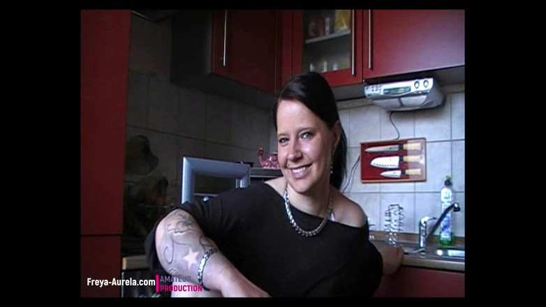 Sinika Skara: 私人家庭磁带 - 当吸烟来我撒尿时