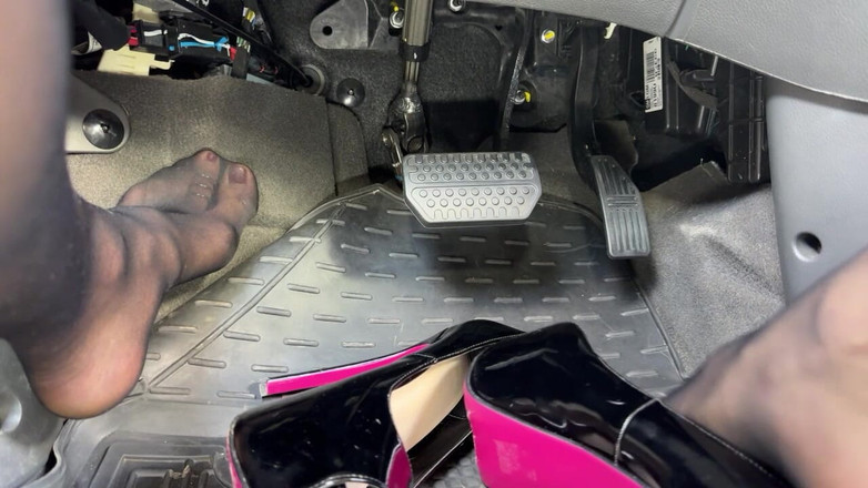 DINA LIGHT: ウクライナの女神と共にペダルを叩く