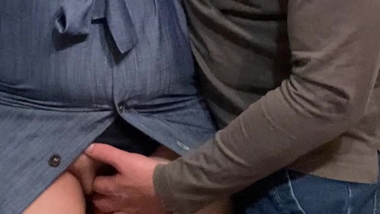 PriyaNaavya: Извращеный сводный брат трет мою киску в метро