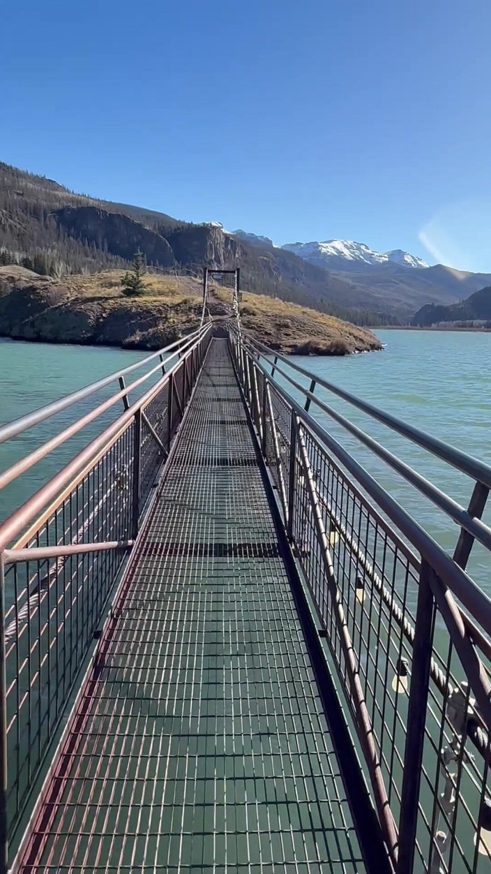 Dahlia Wolf: Cruce de puente al aire libre fetiche de pies