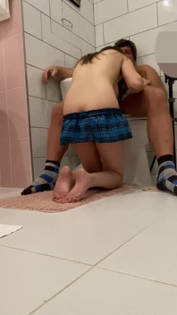 Mercedez Tais, pipe de 18 minutes dans la salle de bain : je suce et avale deux fois la petite bite de mon beau-père pulpeux !
