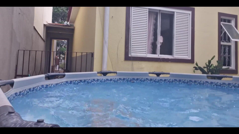 Candy Kush: La tua vicina nuda si mostra in piscina.