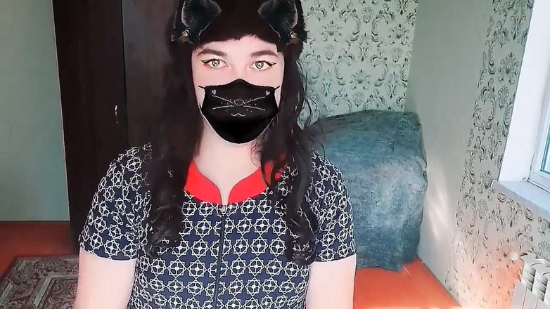 Kitty_Cross: 穿着短裙纹身的顽皮变性人女孩展示大腿纹身