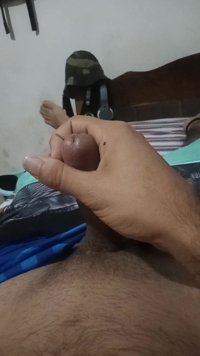 Cute boy jerks off: 18letý muž se dotýká jeho penisu, zatímco jeho sousedé jsou...