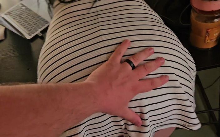 LEXI AND DAN: Mooie secretaresse met grote tieten heeft een vakantie nodig en...