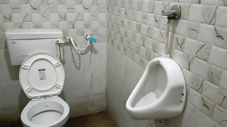 LovedSunsine1990: Čůrala jsem do kohoutu na mytí rukou