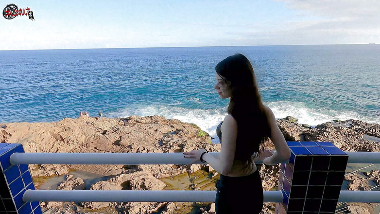 Dolls Cult: Mel tira roupa na varanda na frente das pessoas