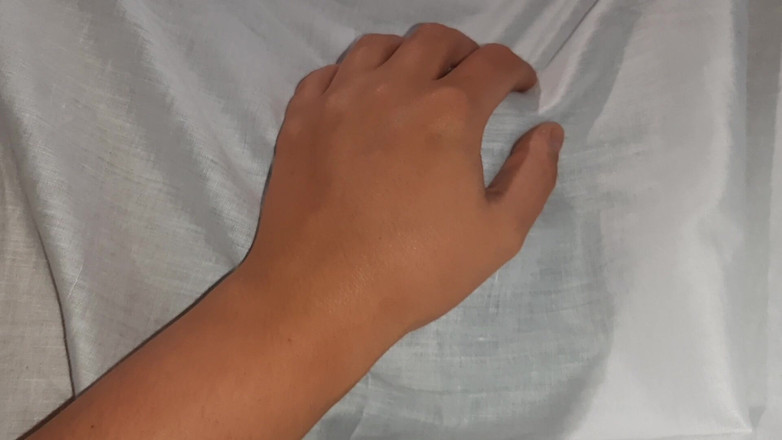 Lesbian-illusion: जबकि मेरी प्रेमिका अपनी परीक्षा के लिए अध्ययन कर रही है, हमारा पड़ोसी कंबल के नीचे मेरी चूत के साथ खेल रहा है