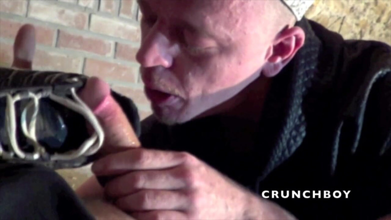 Sneaker gay: Fabien fucked by dominant scally boy in sneaker