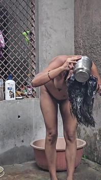 Desi villaggio indiano bella ragazza mentre fa il bagno