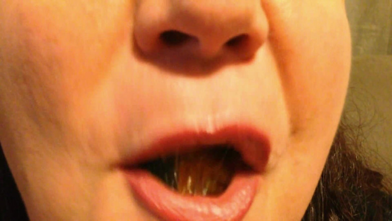 Lily Lipstixxx: El oso de goma comiendo