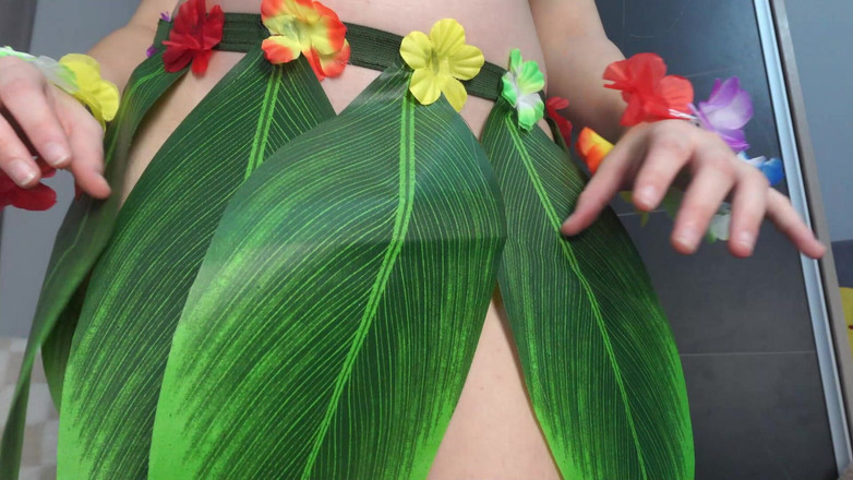 AmayaMori: Moja przyrodnia siostra wykonuje taniec hawajski w zielonym hawajskim kostiumie...